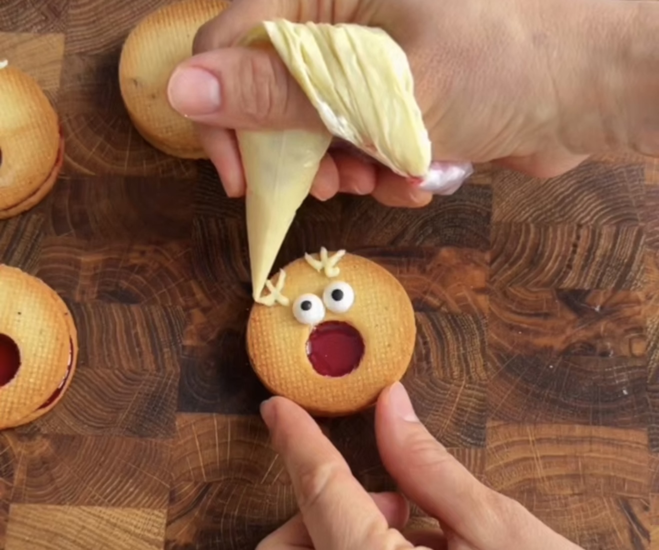 Фото рецепта фигурное фундучное печенье