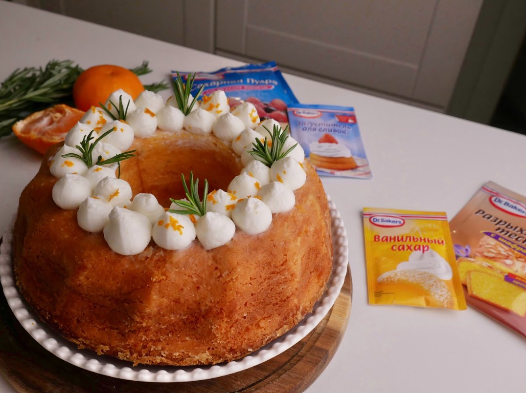 Фото рецепта мандариновый рождественский кекс с розмарином и ванильным кремом