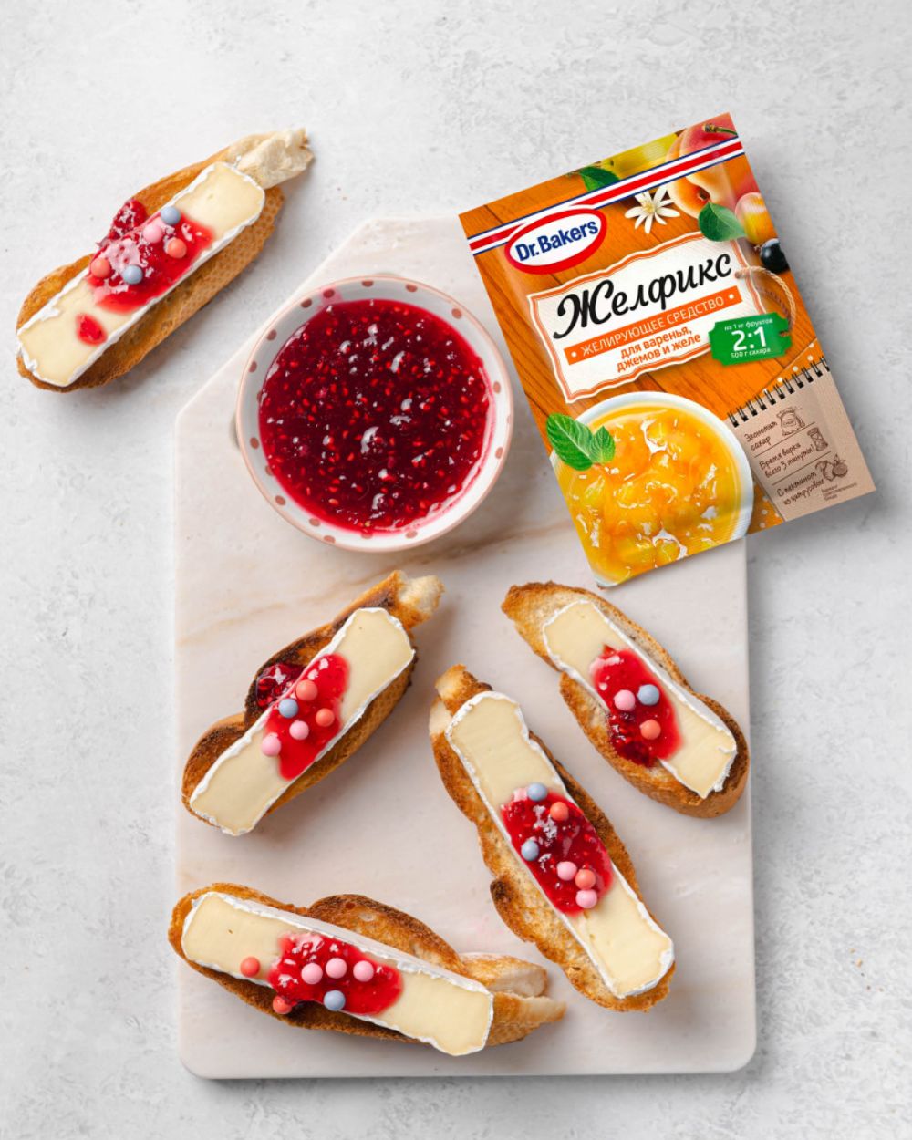 Фото рецепта брускетта с сыром бри и малиновым джемом