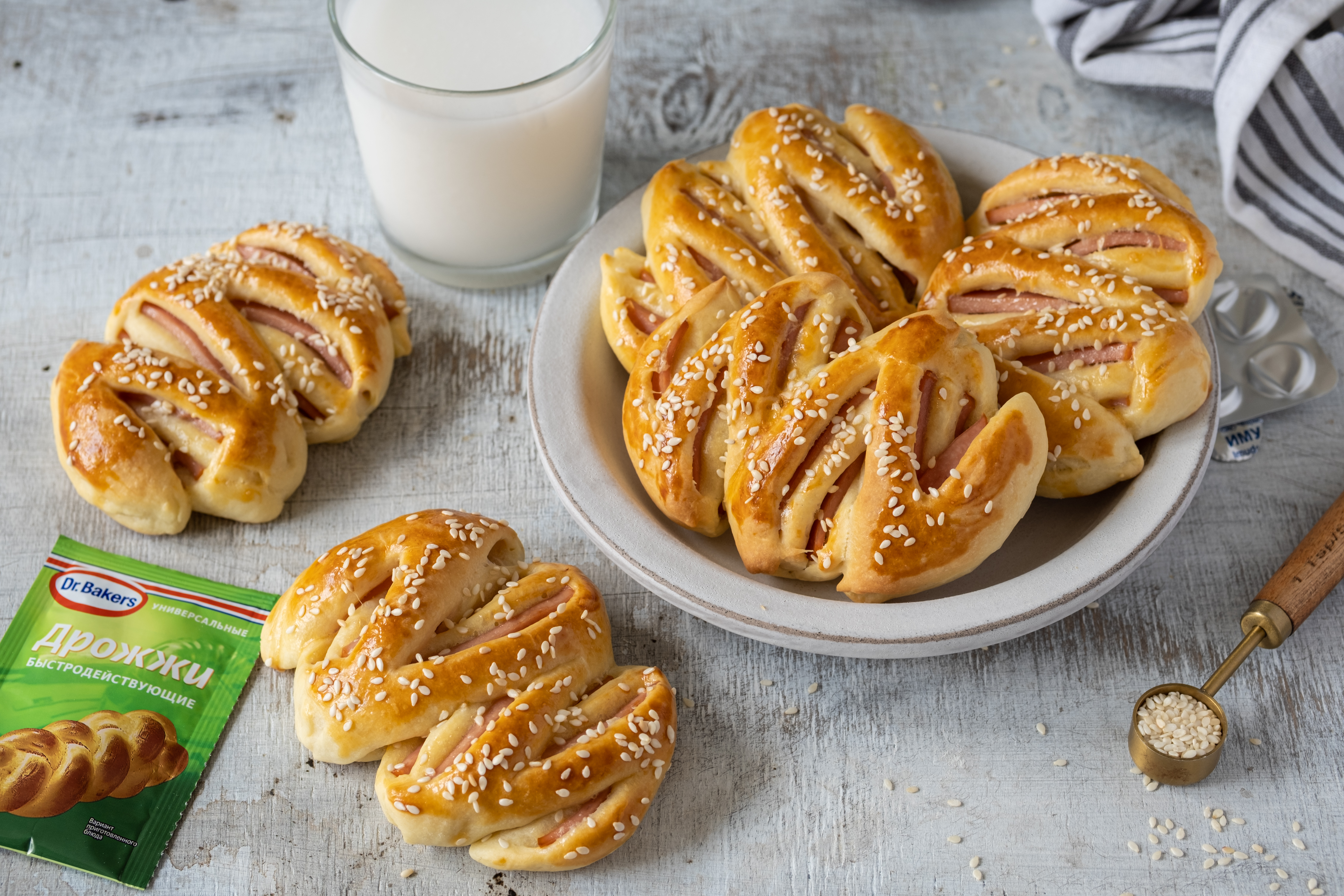 Фото рецепта булочки с колбасой