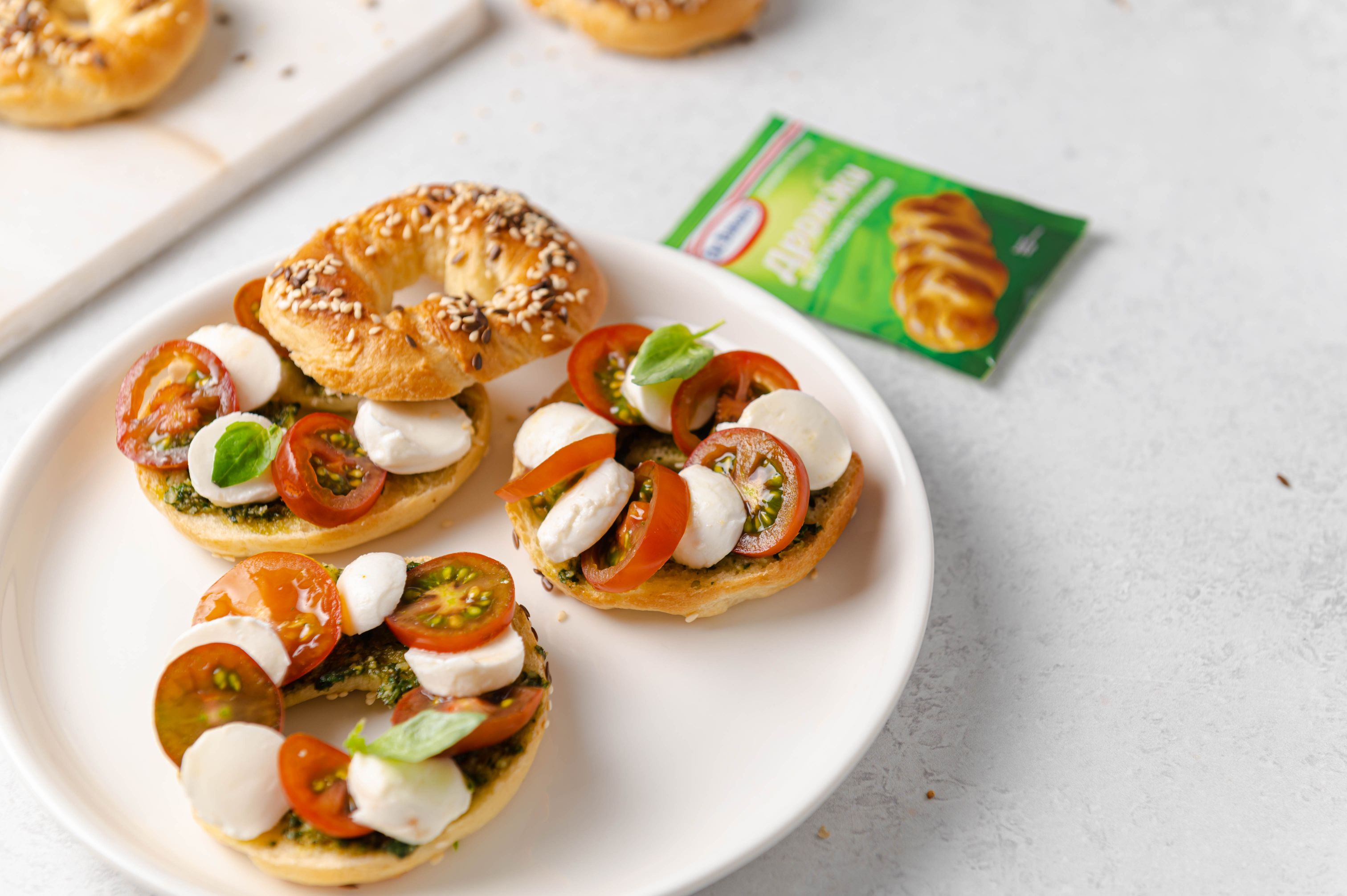 Фото рецепта бейгл с песто, моцареллой и томатами