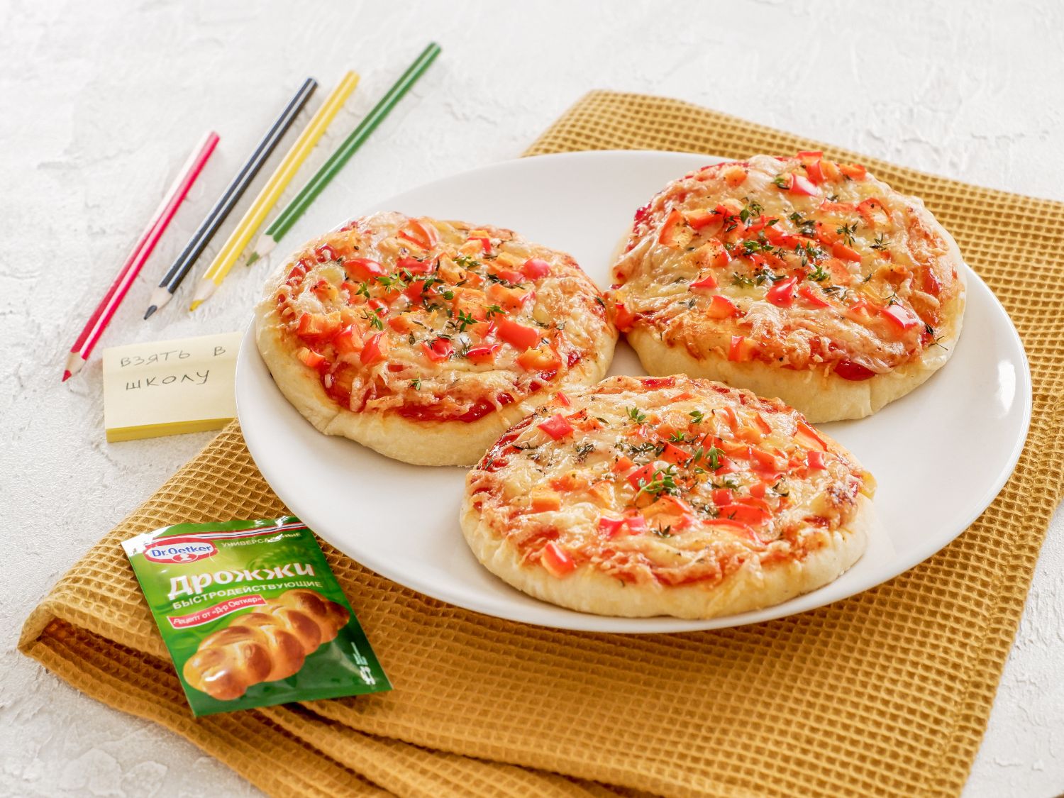 Фото рецепта мини-пиццы с сыром и сладким перцем