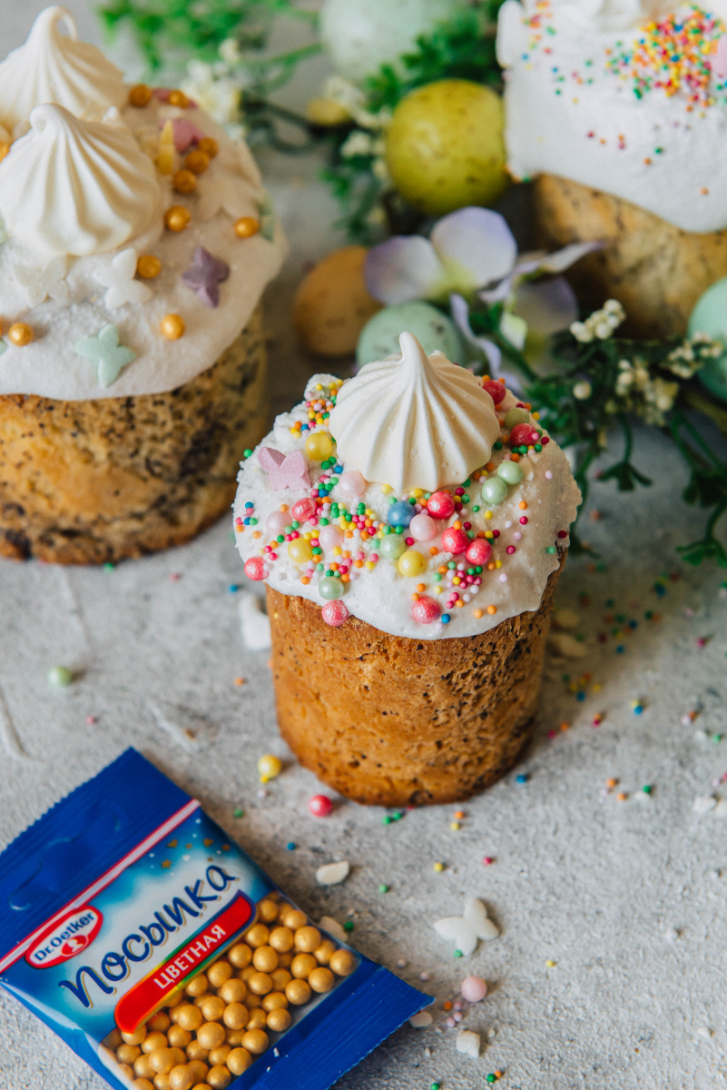 Фото рецепта дрожжевой кулич с маком и безе