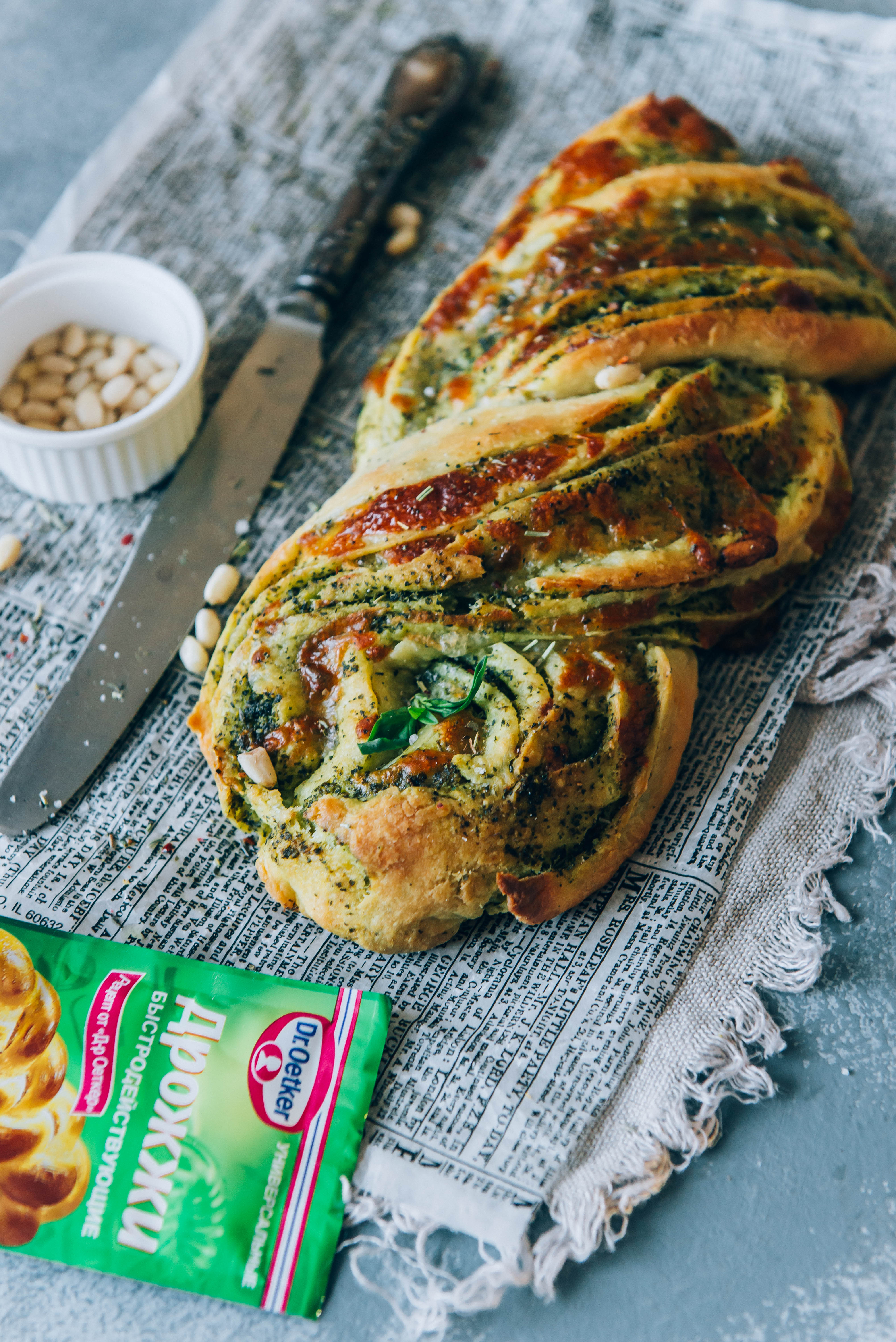 Фото рецепта хлебная косичка с сулугуни и песто