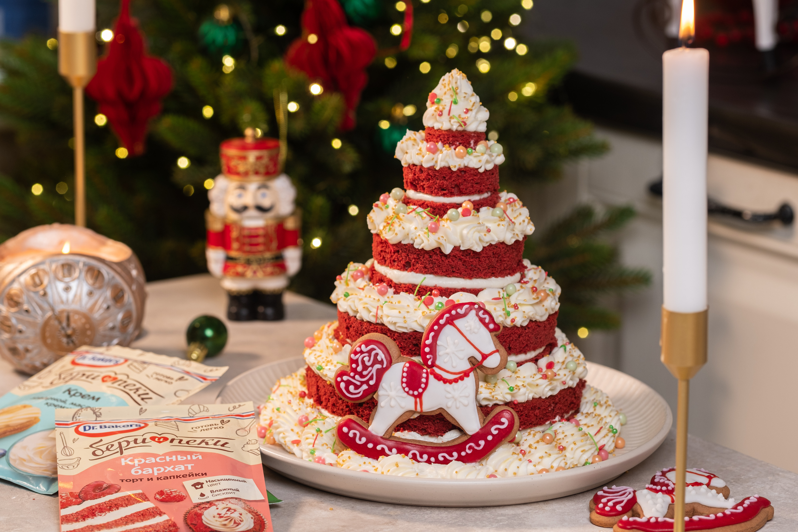 Фото рецепта торт «красный бархат» в виде ёлочки с кремчизом