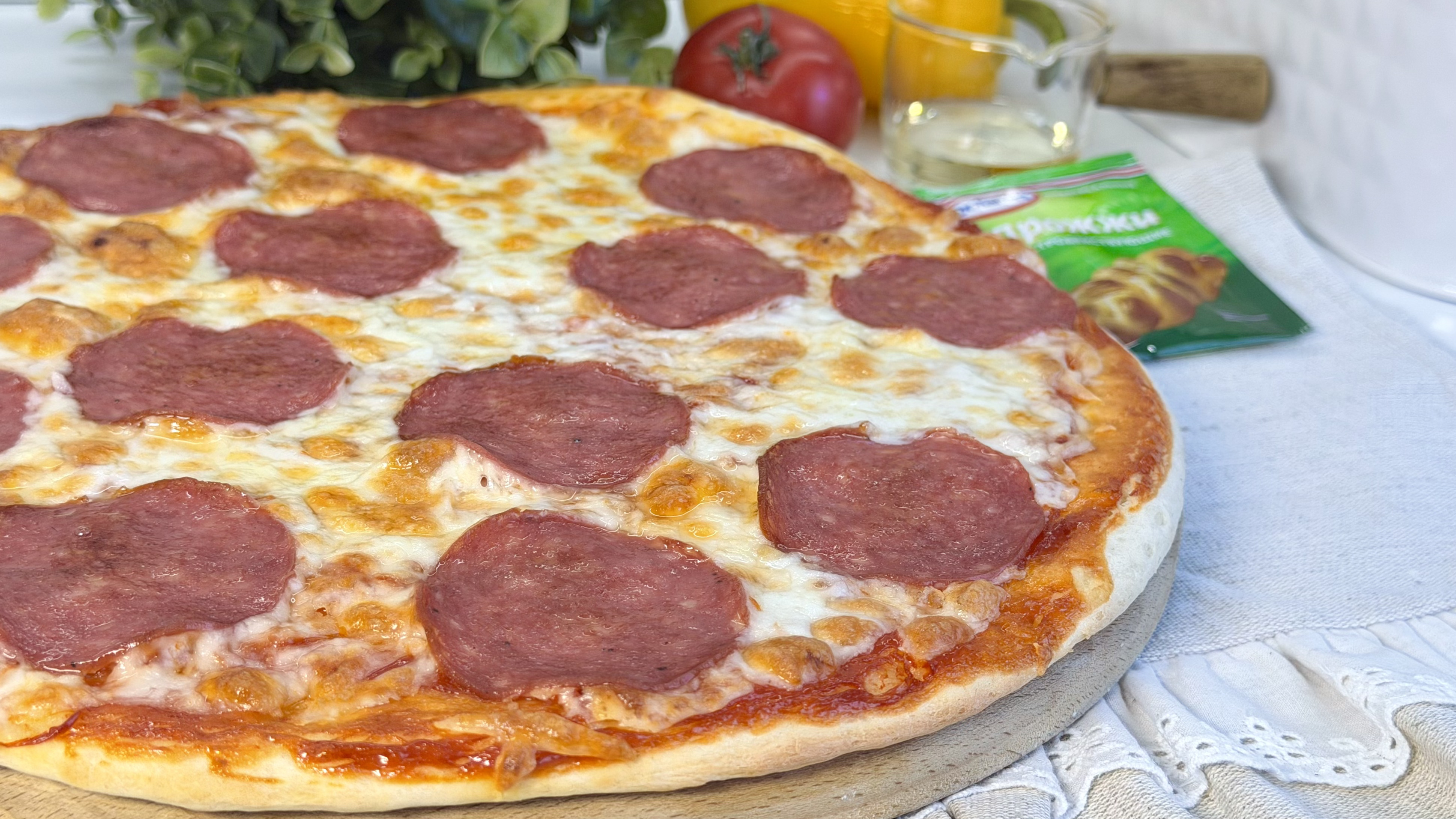 Фото рецепта классическая пицца с колбасой