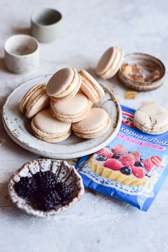 Фото рецепта макарон с ежевикой