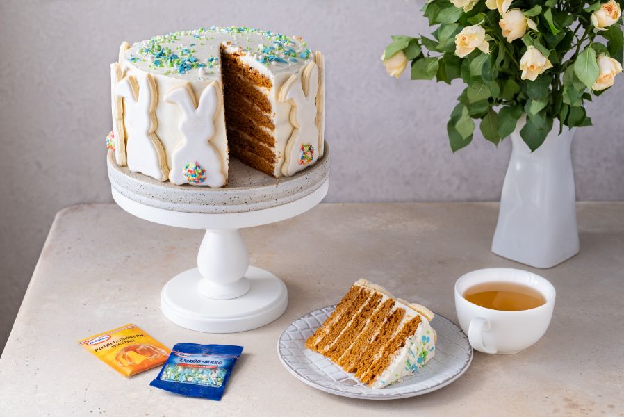 Фото рецепта карамельный торт с декором из печенья