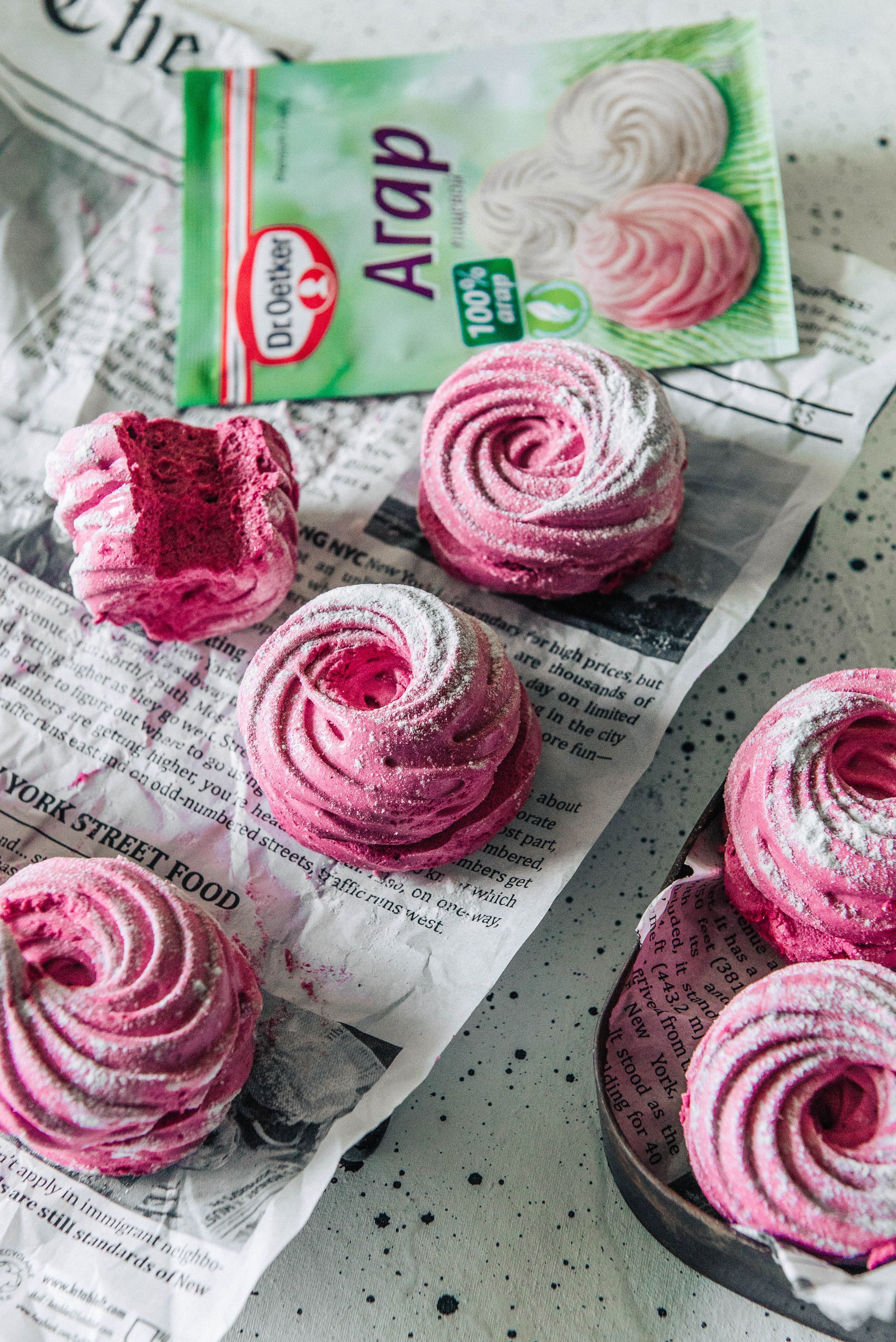 Фото рецепта нежный зефир из черной смородины