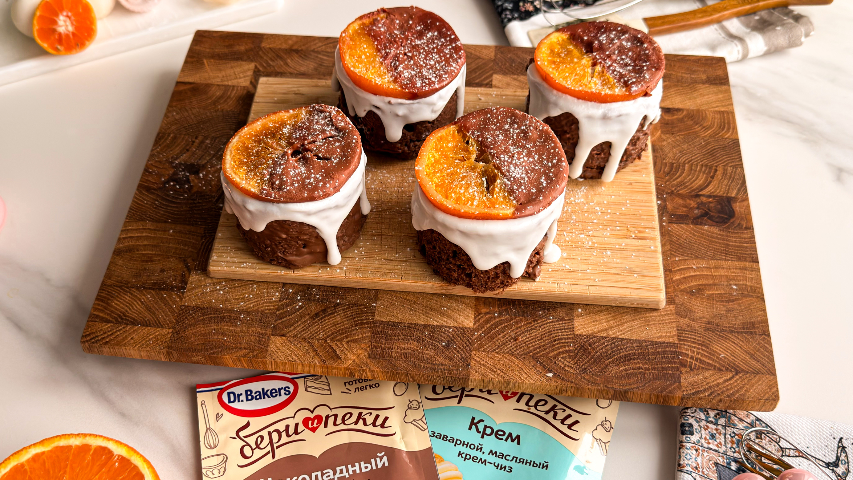 Фото рецепта шоколадные мини-кексы «снежные шапочки»