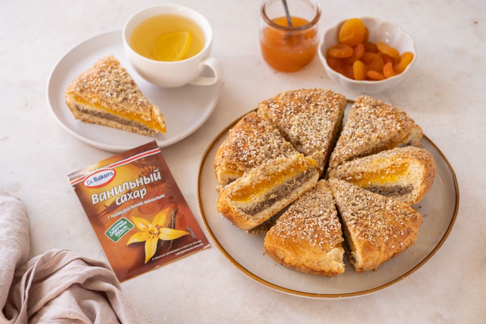 Фото рецепта пирог с курагой и орехами