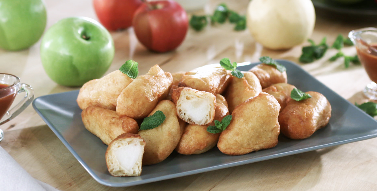 Фото рецепта груши в кляре с карамельным соусом