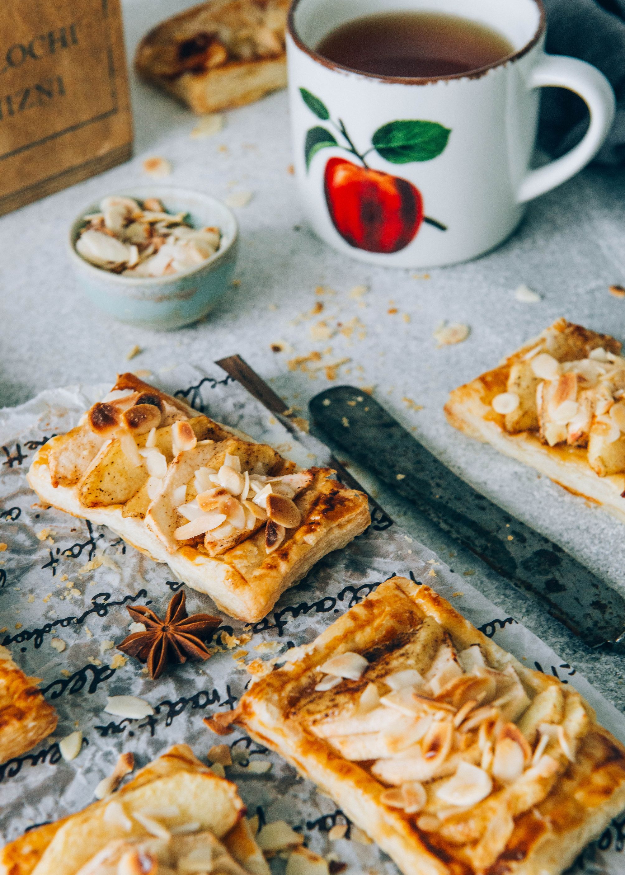 Фото рецепта слойки с яблоком и орехами