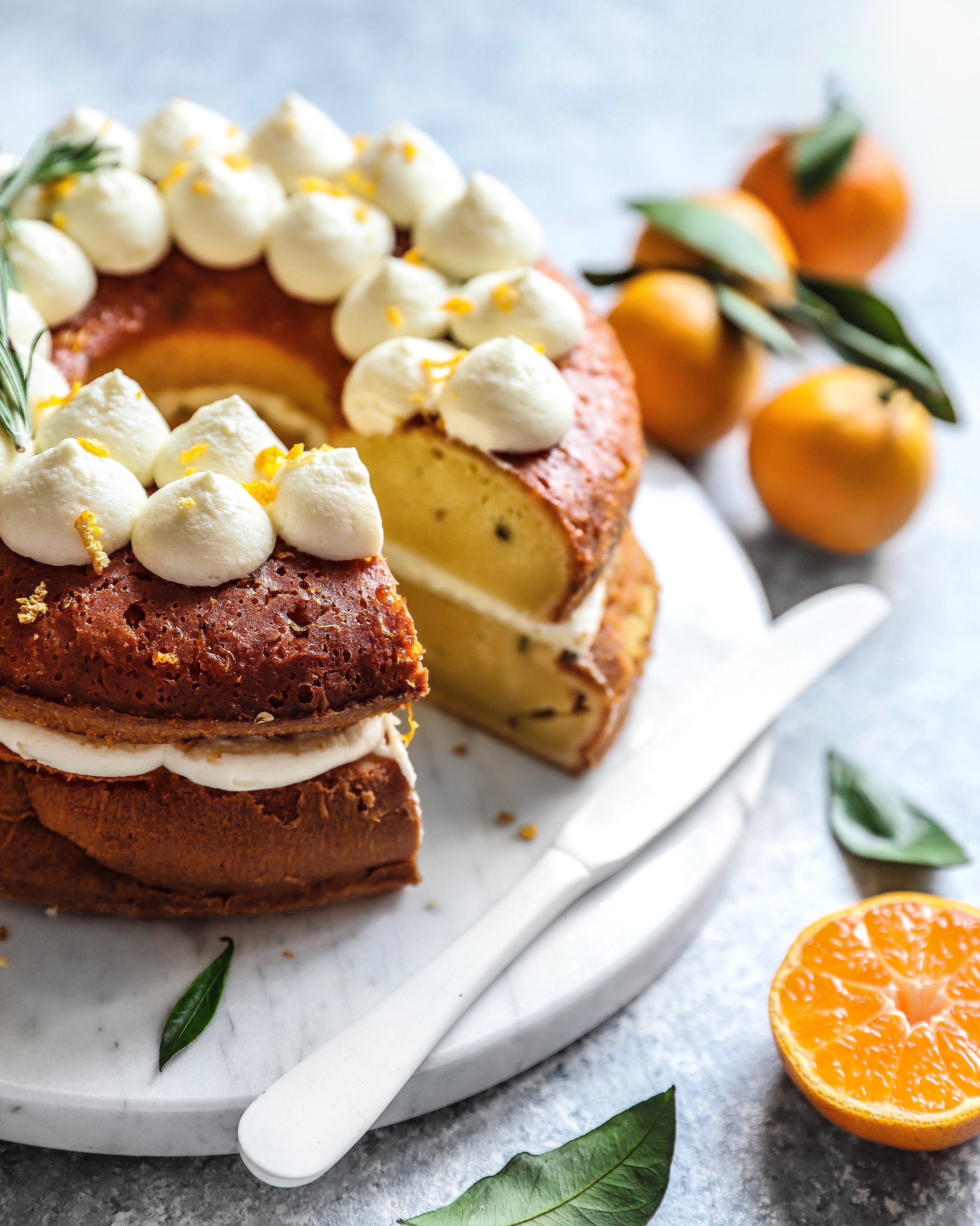 Фото рецепта мандариновый кекс с розмарином и ванильным кремом