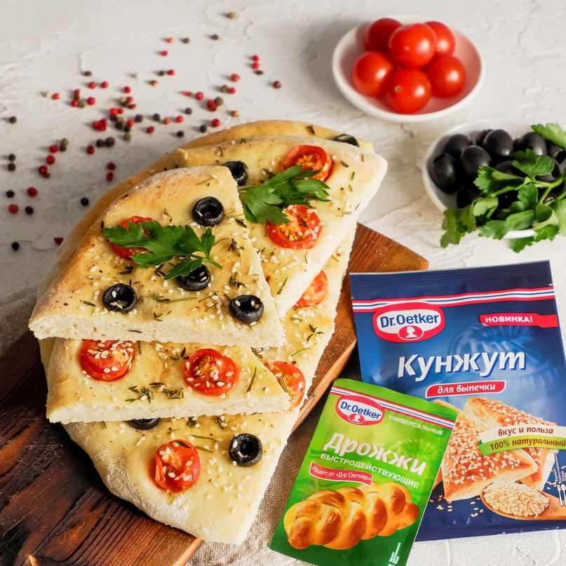 Фото рецепта фокачча с маслинами и черри