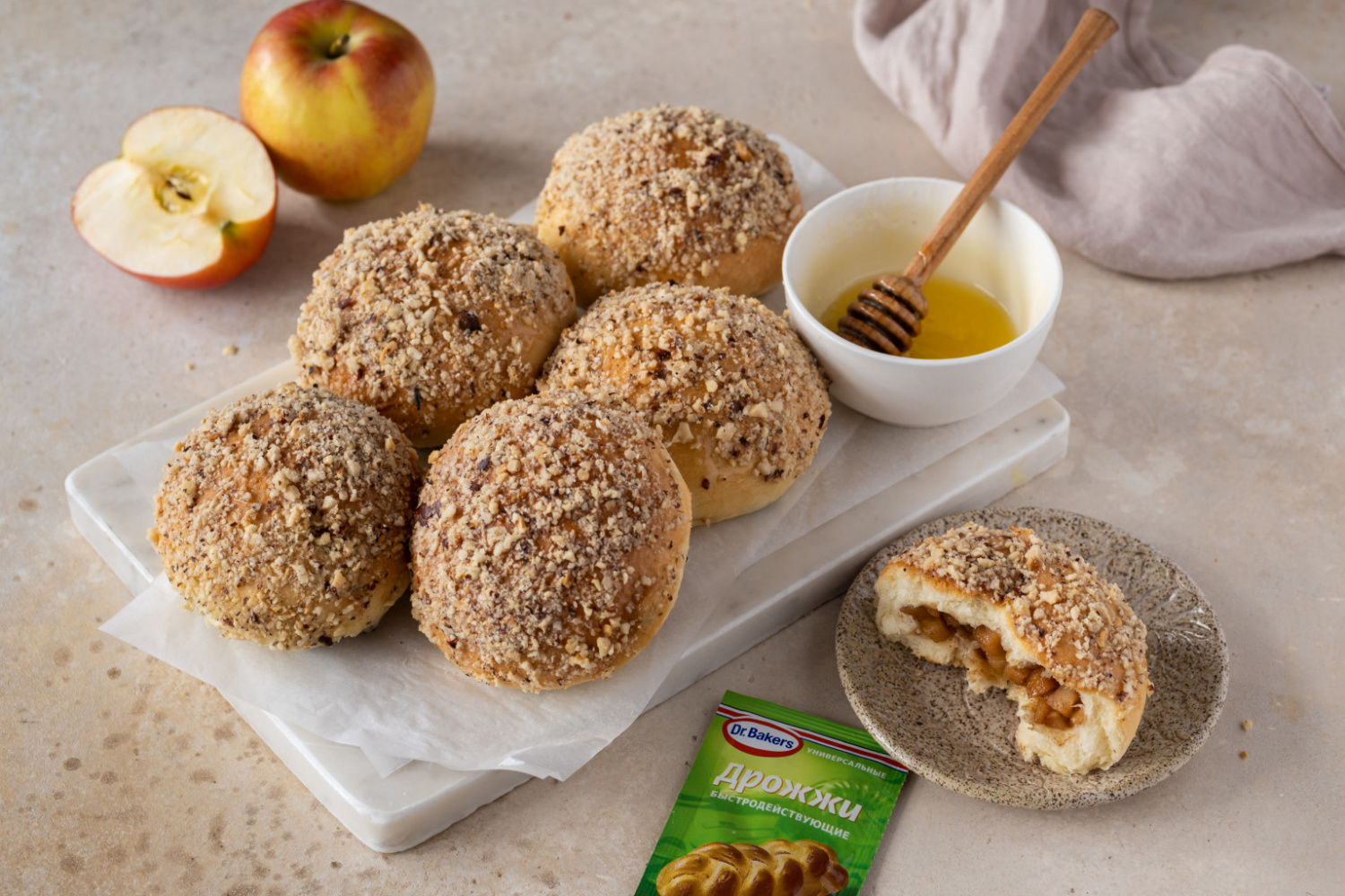 Фото рецепта яблочные булочки в медовой глазури