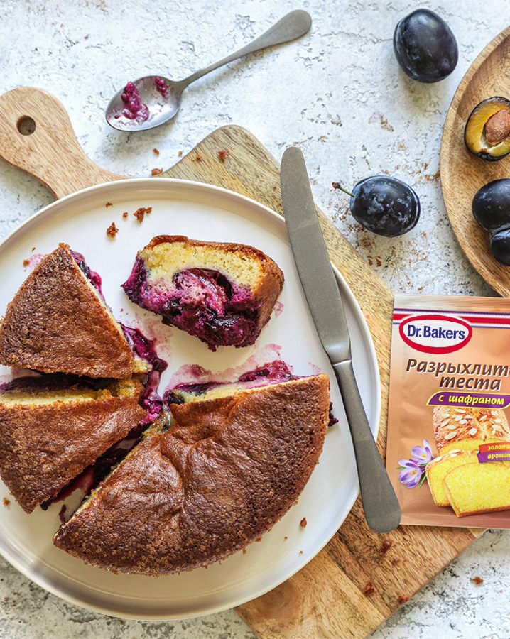 Фото рецепта шарлотка пан де жен со сливами