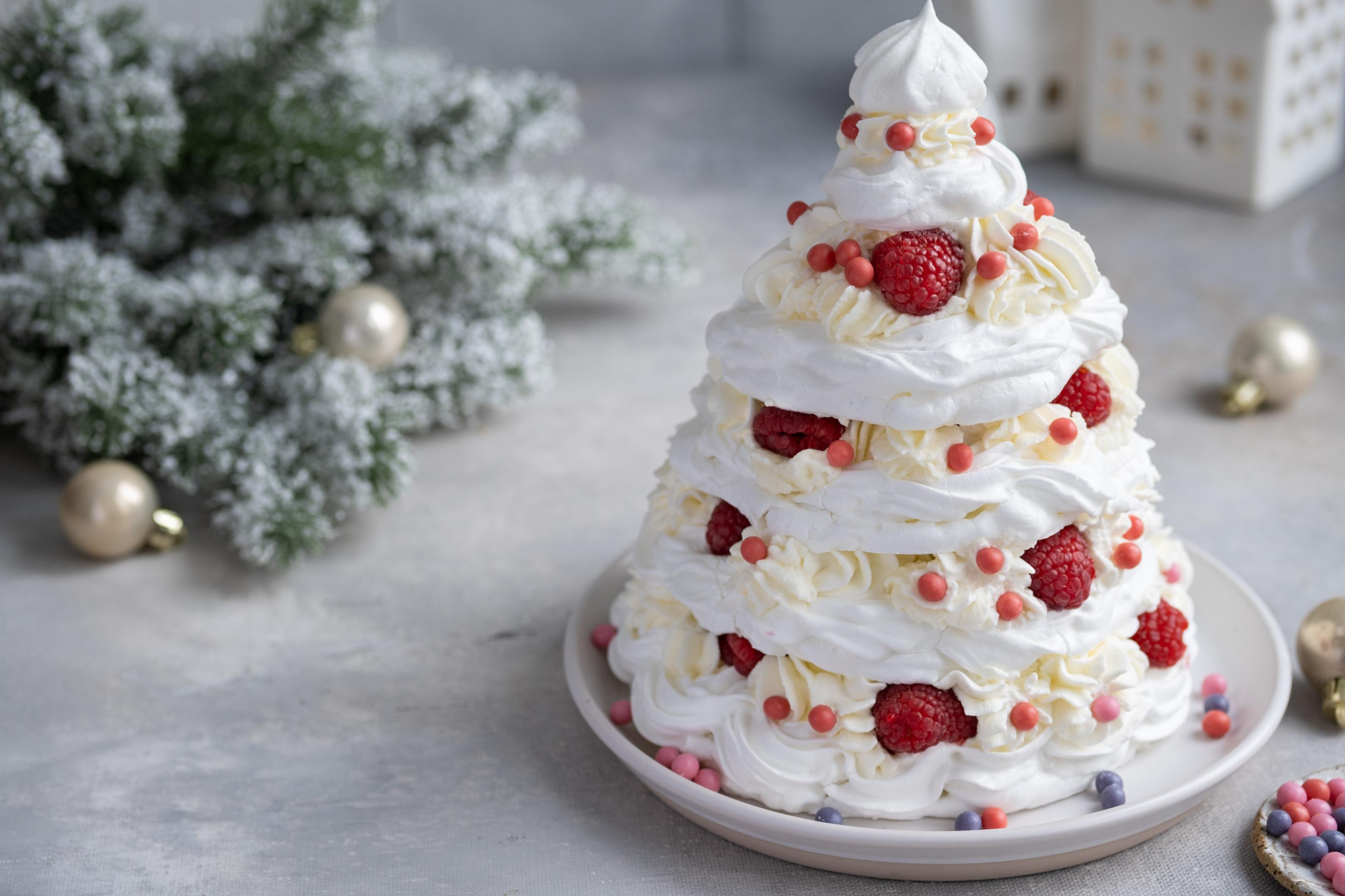 Фото рецепта торт “меренговая ёлочка с малиной”