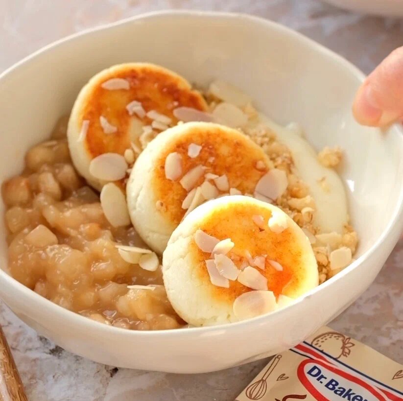 Фото рецепта сырники с грушевым топпингом и заварным кремом