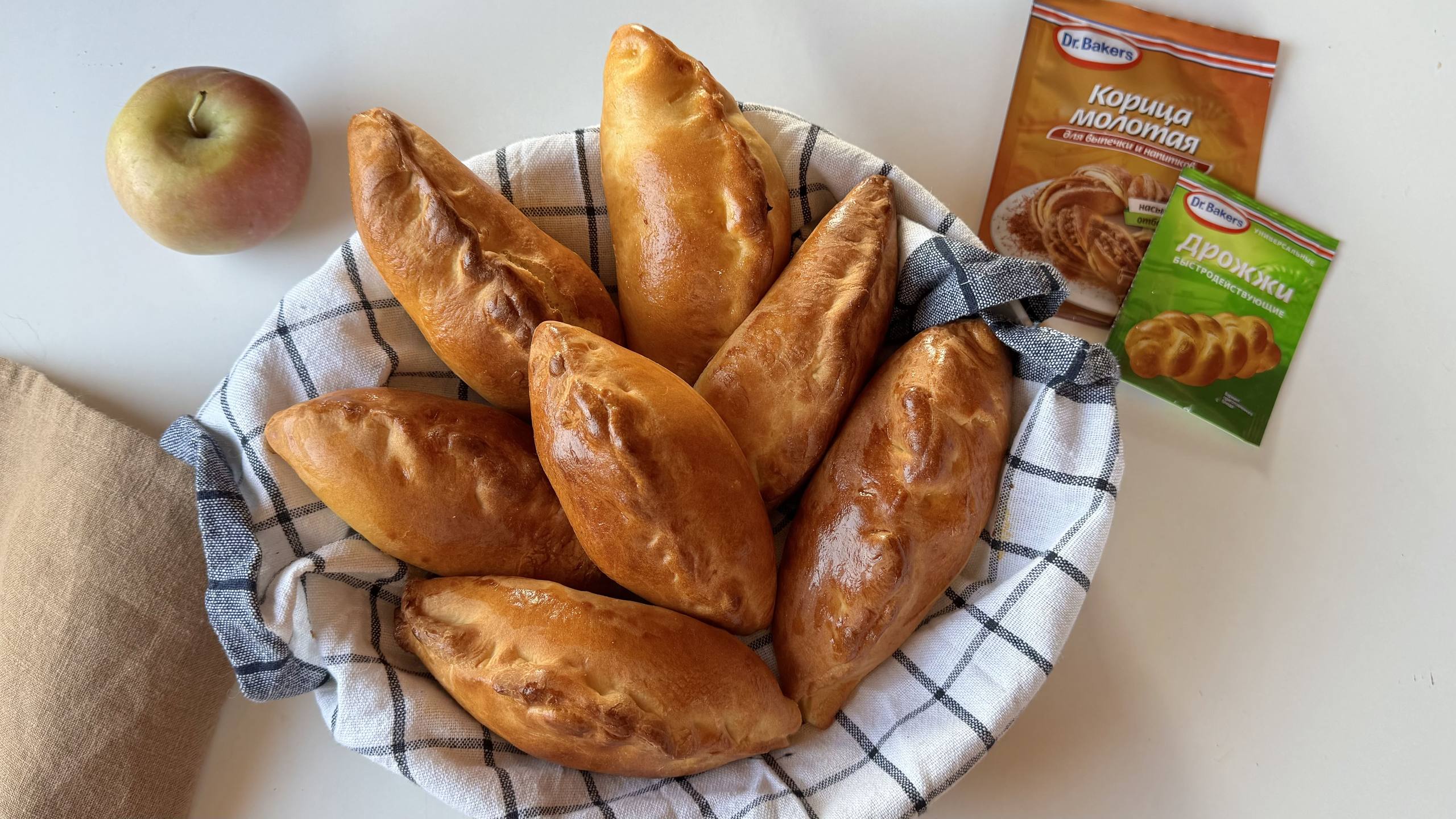 Фото рецепта пирожки с яблоками в духовке