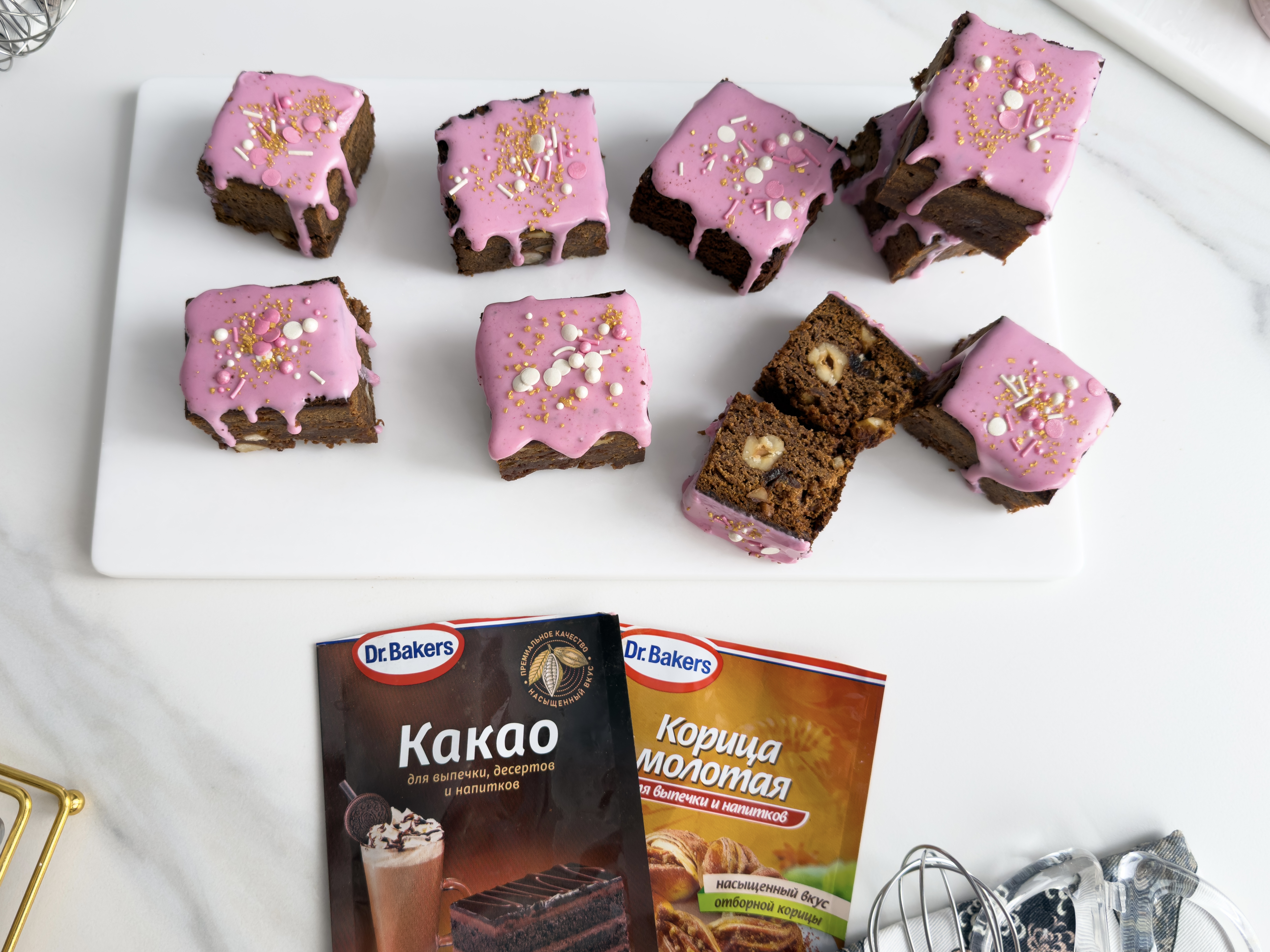 Фото рецепта постное шоколадное печенье с мёдом, курагой и орехами