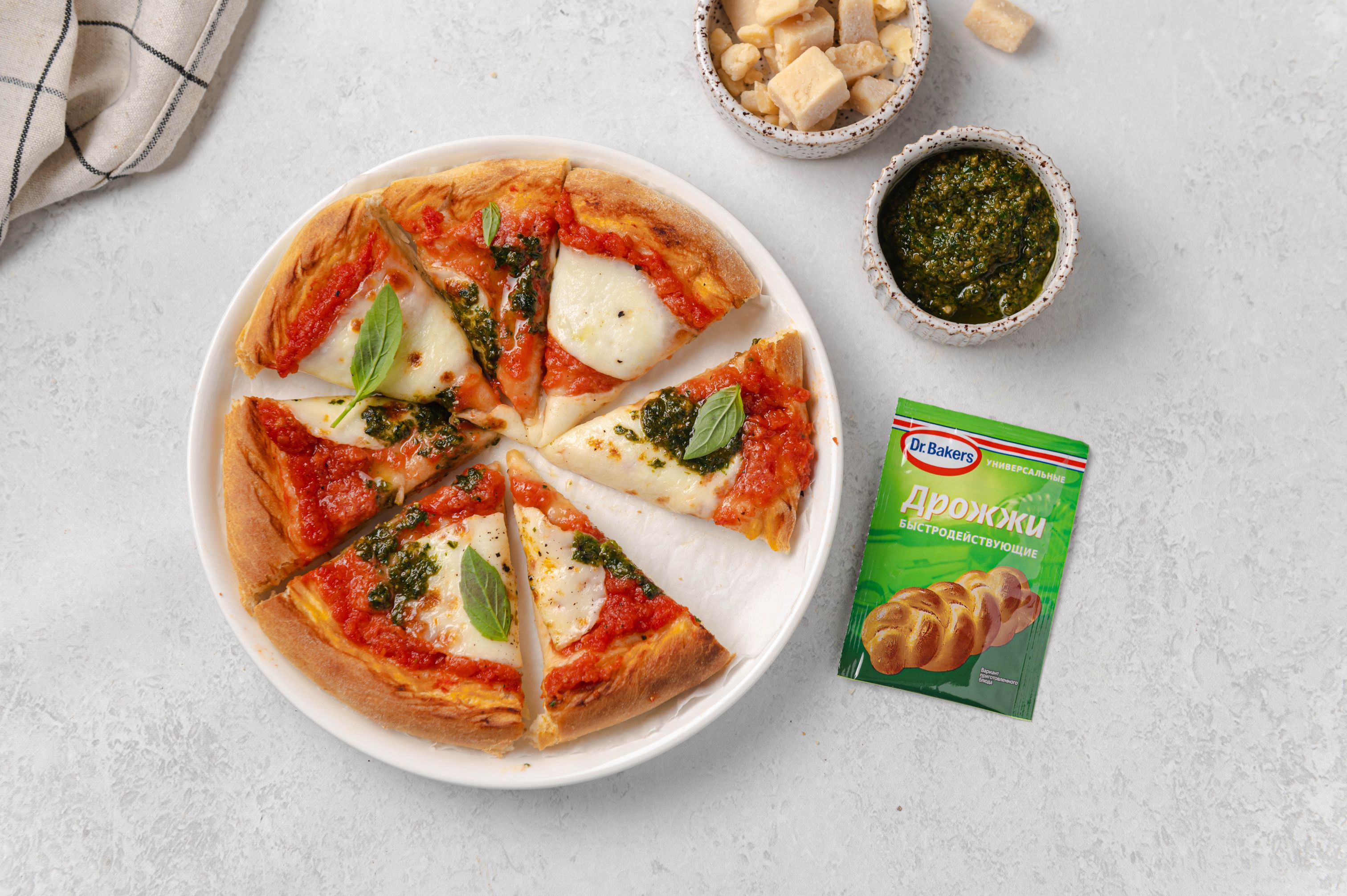 Фото рецепта пицца с моцареллой, томатами и базиликом