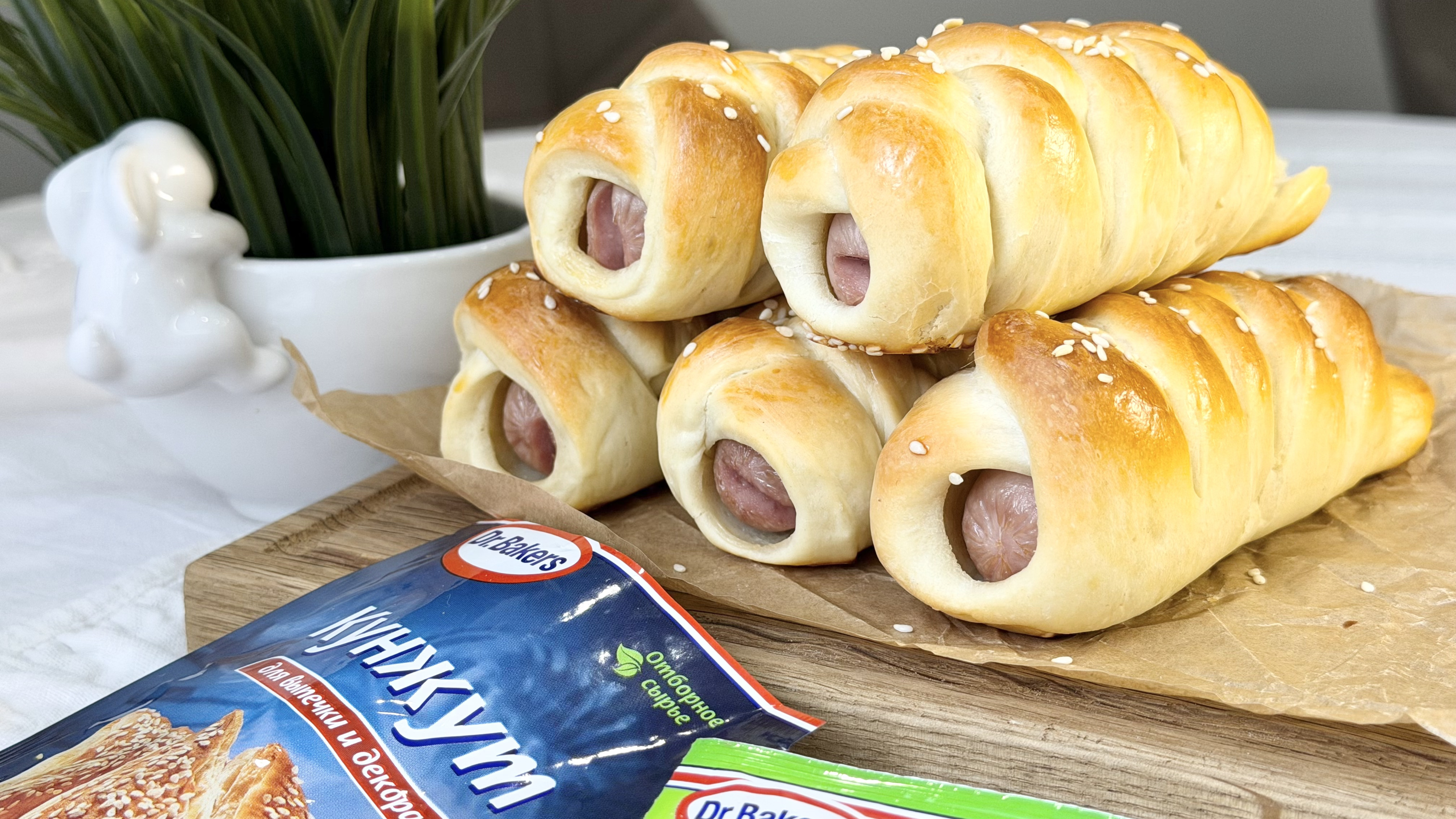 Фото рецепта сосиски в тесте, посыпанные кунжутом