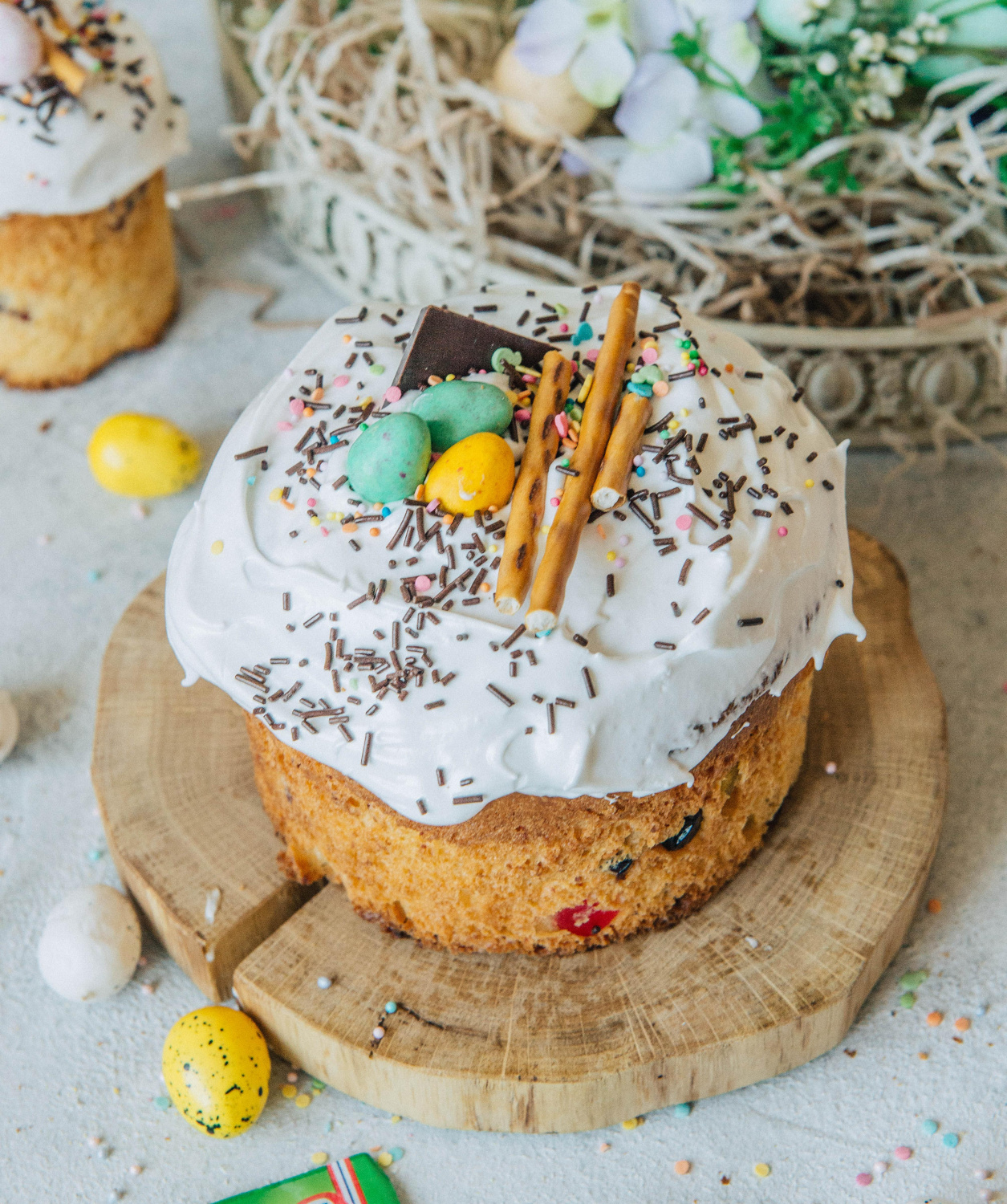 Фото рецепта творожный кулич с солеными палочками