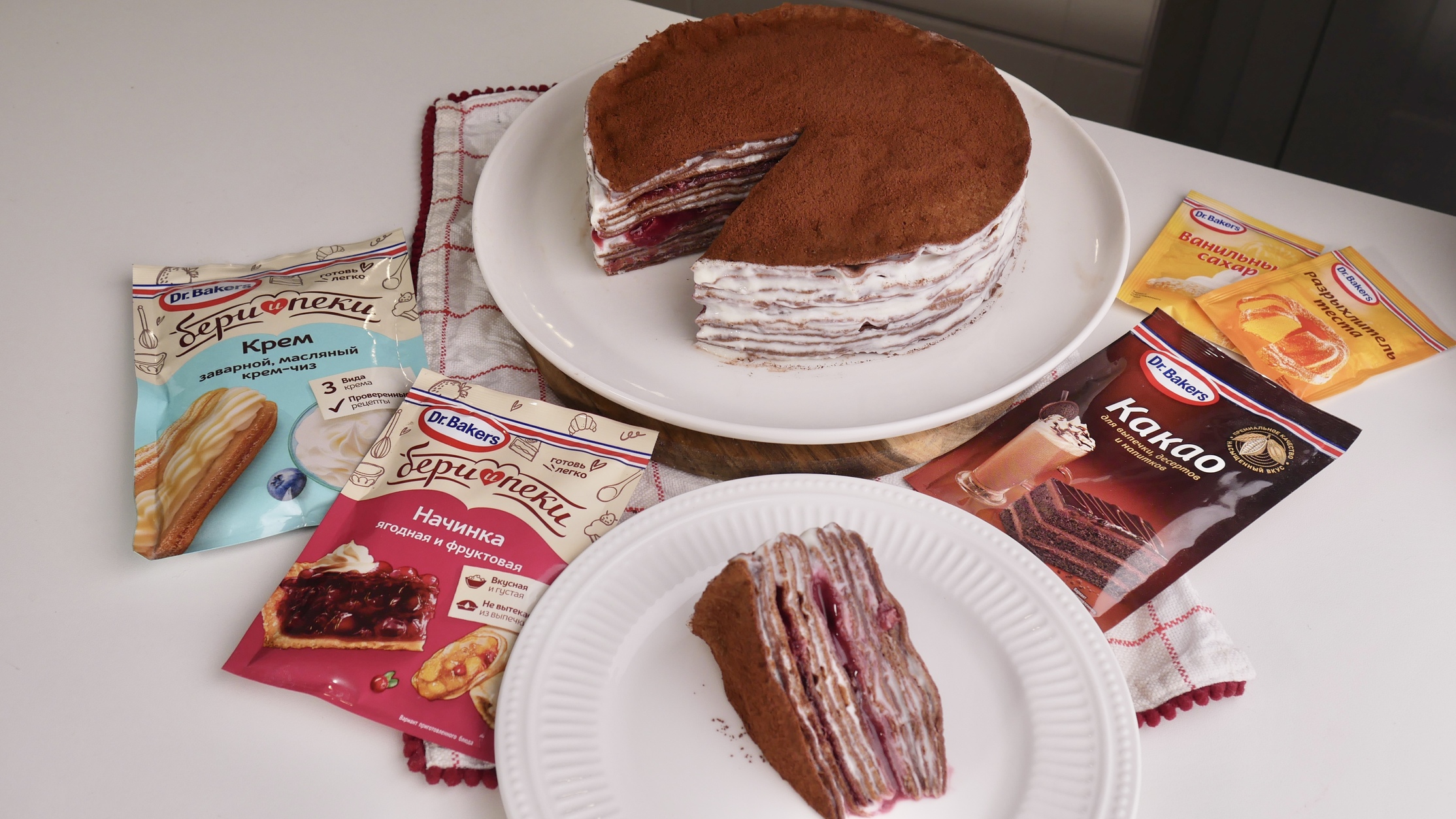 Фото рецепта шоколадный блинный торт с начинкой из вишни