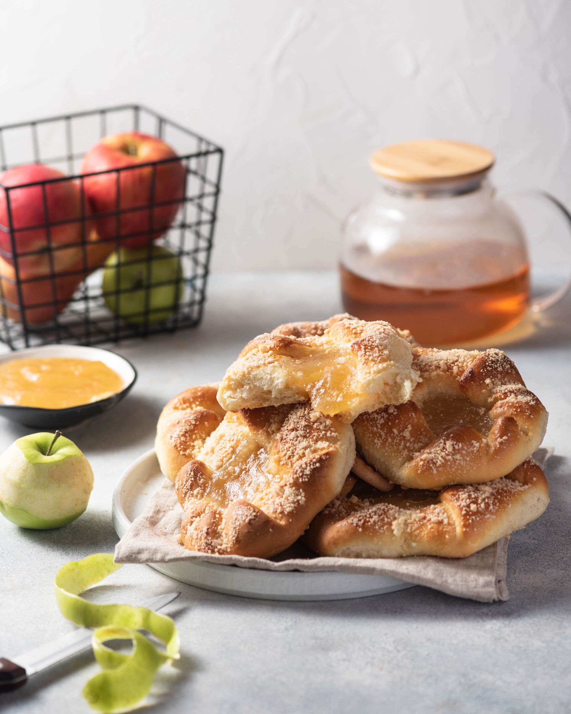 Фото рецепта булочки с яблочным повидлом