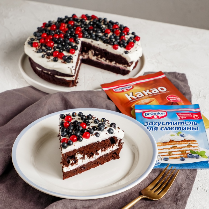 Фото рецепта шоколадный торт со свежей смородиной