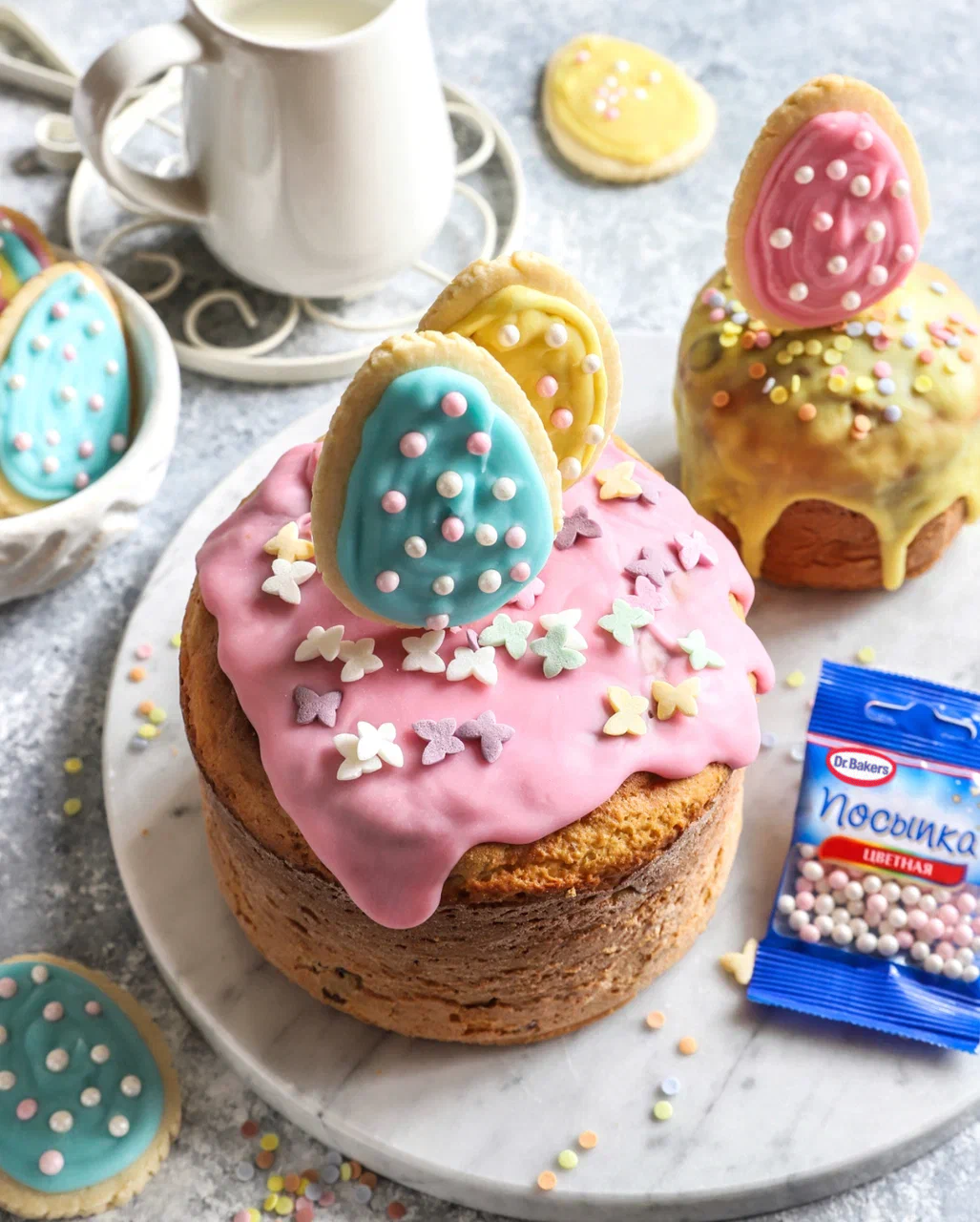 Фото рецепта творожный кулич с клюквой и пасхальным печеньем