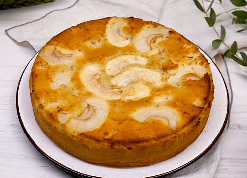 Пышная шарлотка с яблоками