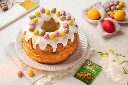 Кулич с декором из сахарных яиц