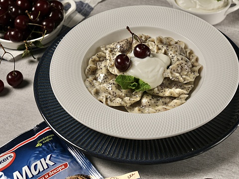Вареники с маком и вишней