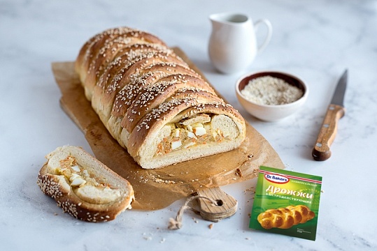 Сдобная плетенка с капустой и яйцом