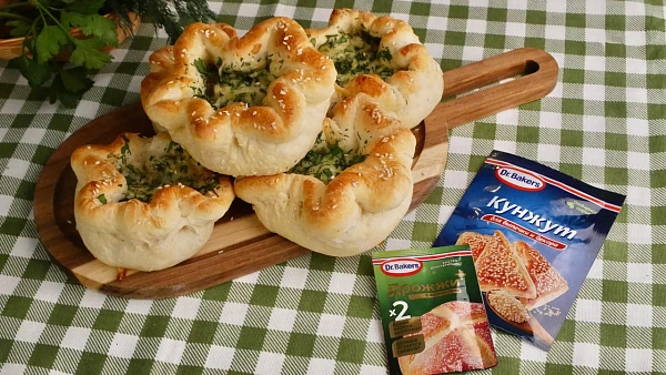 Мини пироги с грибами, сыром и зеленью