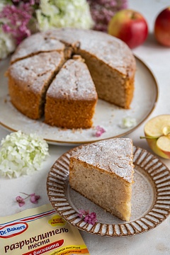 Шарлотка с яблоками и корицей