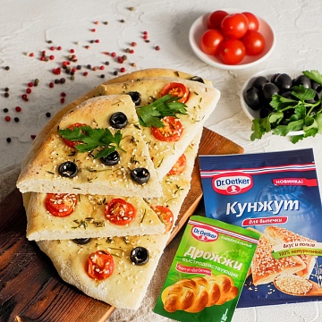 Фокачча с маслинами и черри