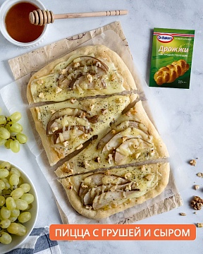 Пицца с грушей и сыром