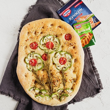 Фокачча с чесноком, травами и кабачками