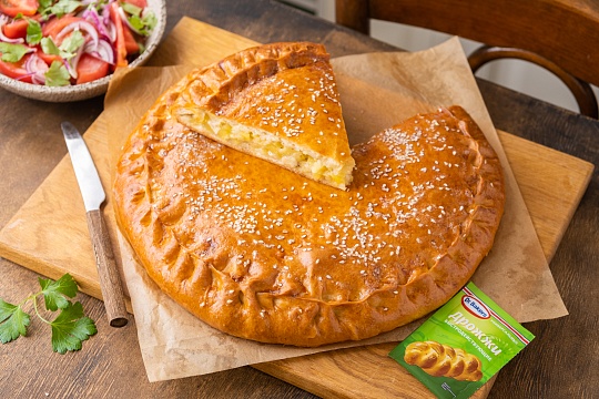 Даргинское чуду с сыром, мясом и картофелем на дрожжевом тесте