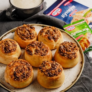 Булочки-улитки с шоколадом, кунжутом и орехами
