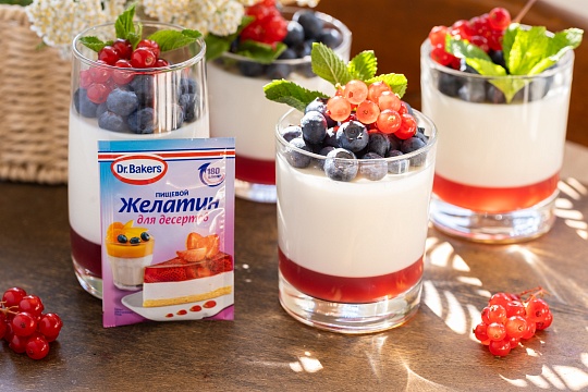 Йогуртовое желе с сезонными ягодами (морошкой и клюква)