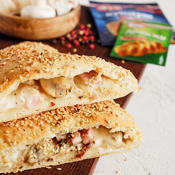 Кальцоне с сыром, ветчиной и грибами